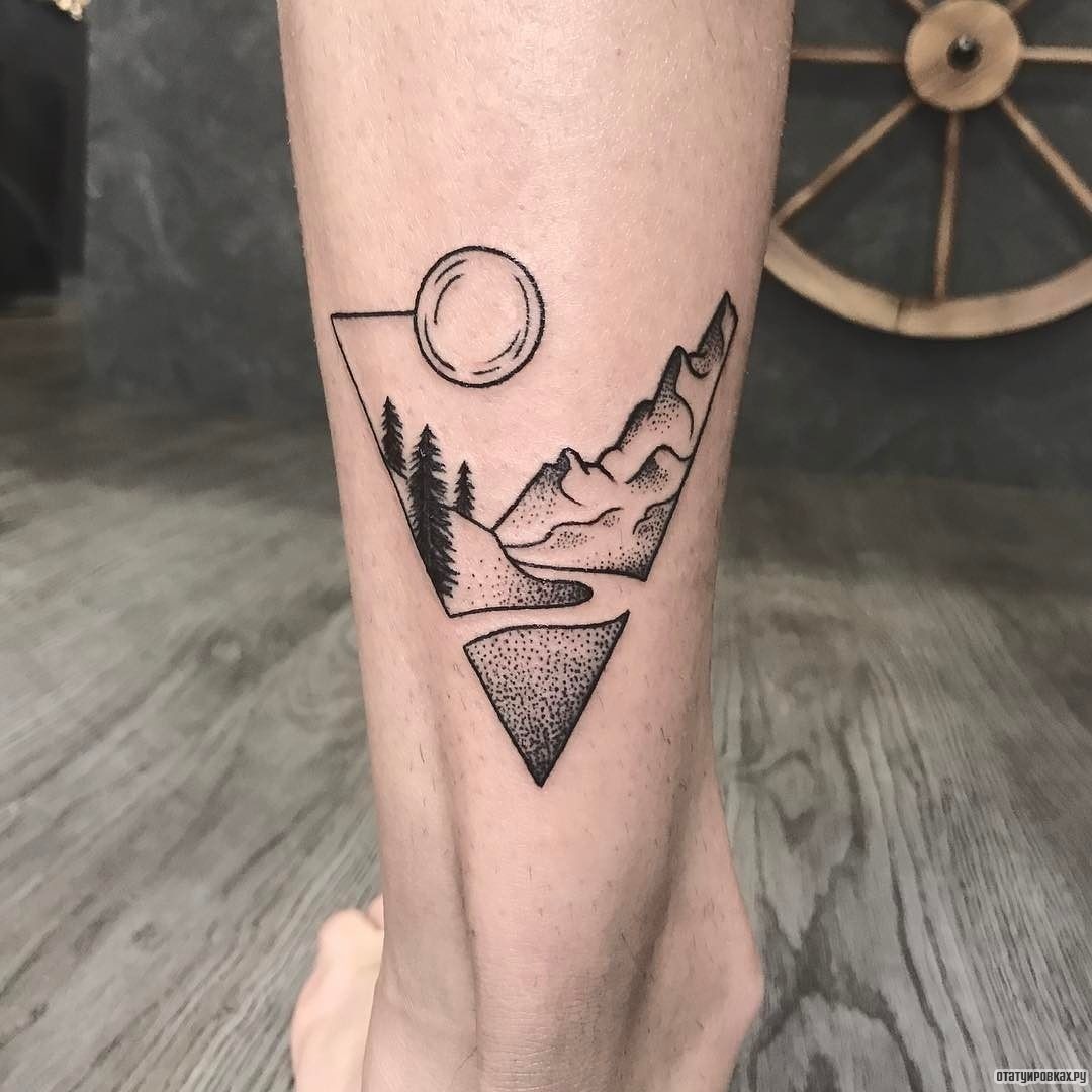 Фотография татуировки под названием «Горы, елки, луна»