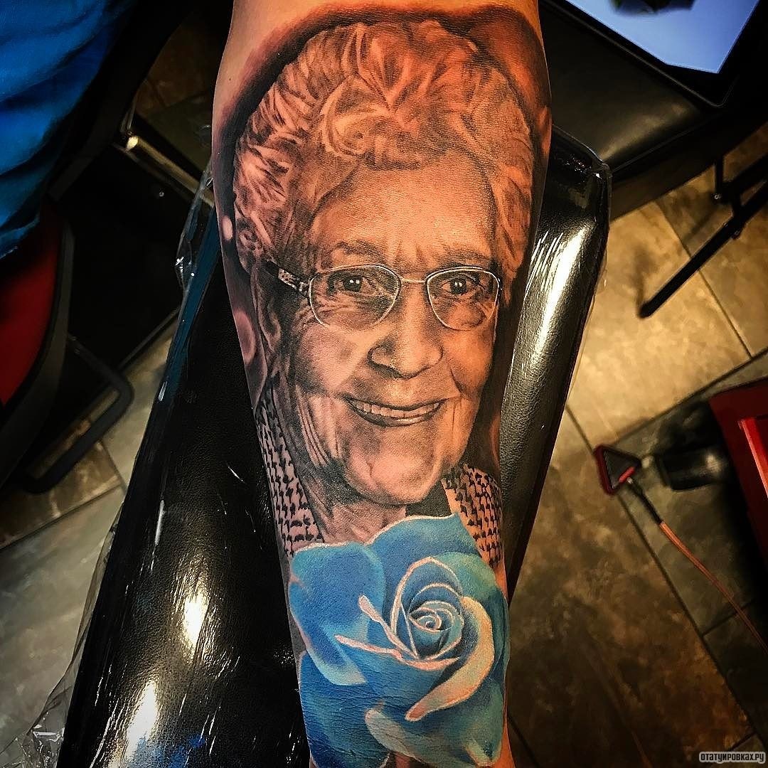Фотография татуировки под названием «Портрет бабушки с синей розой»