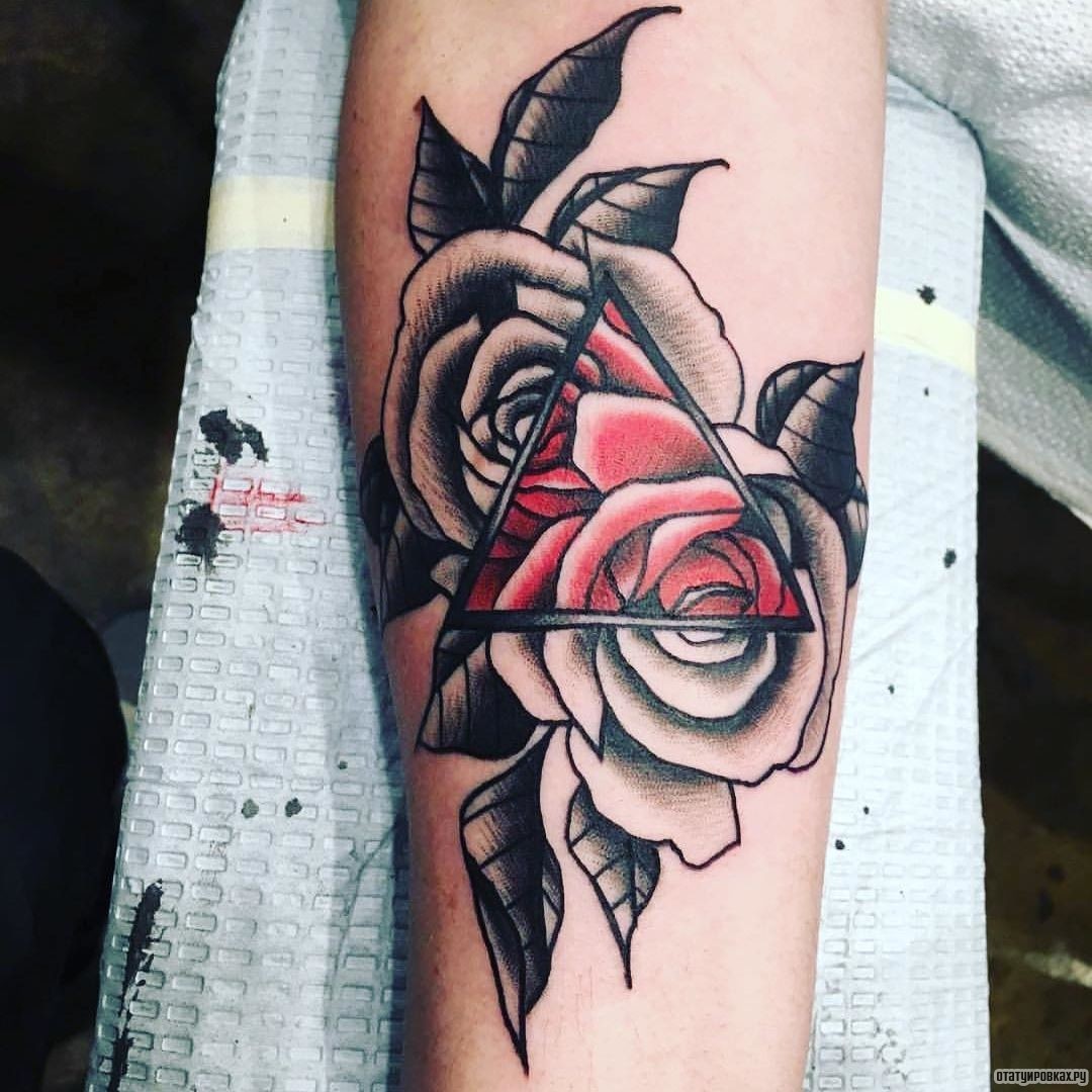 Фотография татуировки под названием «Две розы и треугольник»