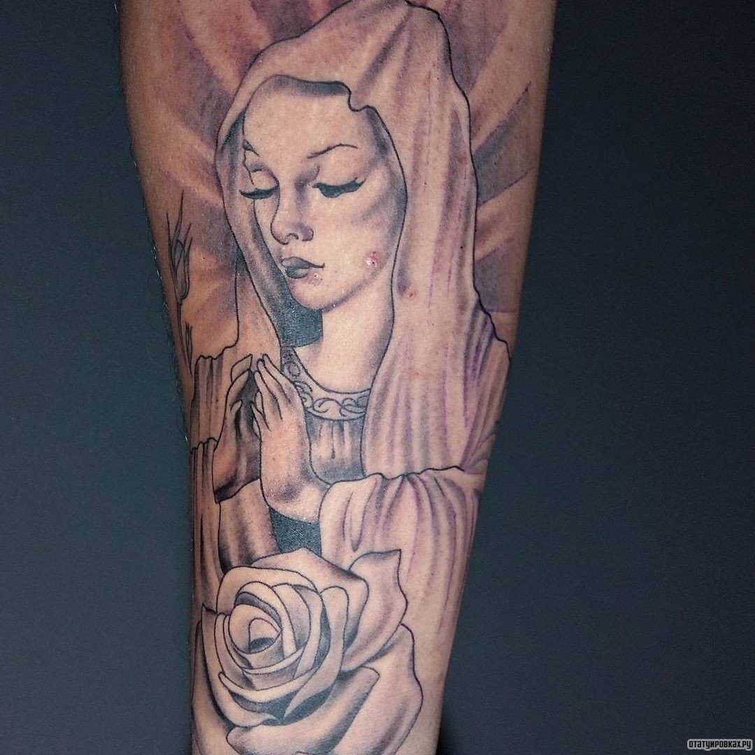 Фотография татуировки под названием «Монашка молится с розой»
