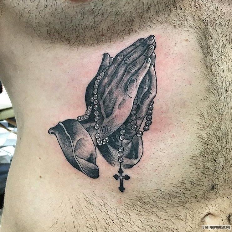 Фотография татуировки под названием «Руки молящегося с крестом на цепочке»