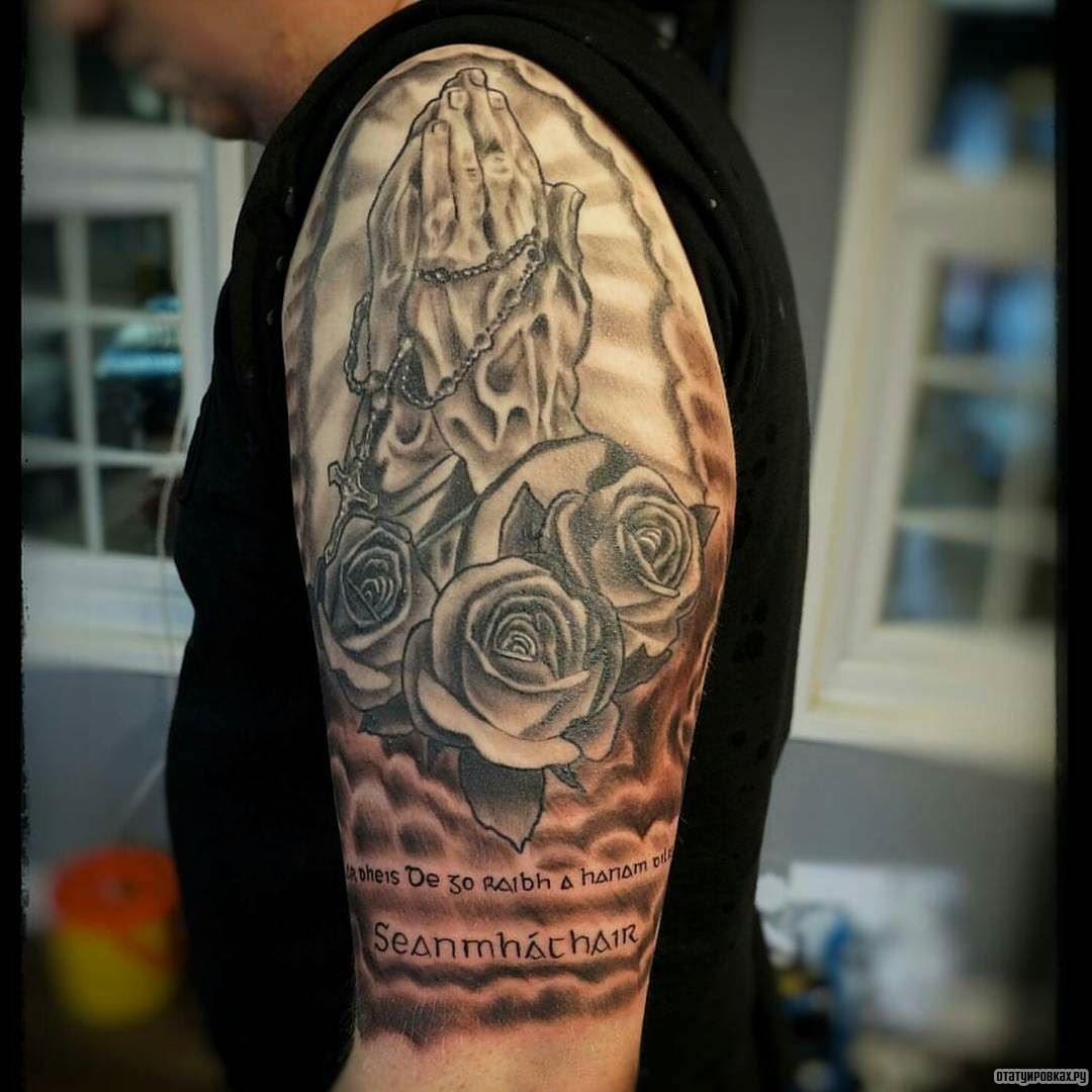 Фотография татуировки под названием «Руи молящегося и три розы»