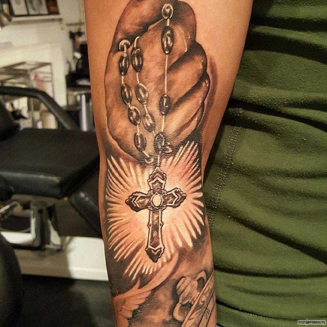 Фотография татуировки под названием «Крест на цепочке в руке»