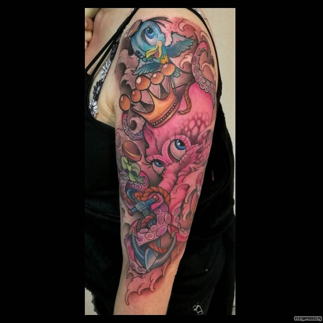Фотография татуировки под названием «Розовый осьминог в короне»