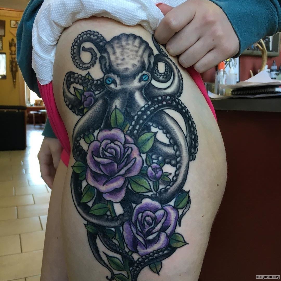 Фотография татуировки под названием «Осьминог с двумя розами»
