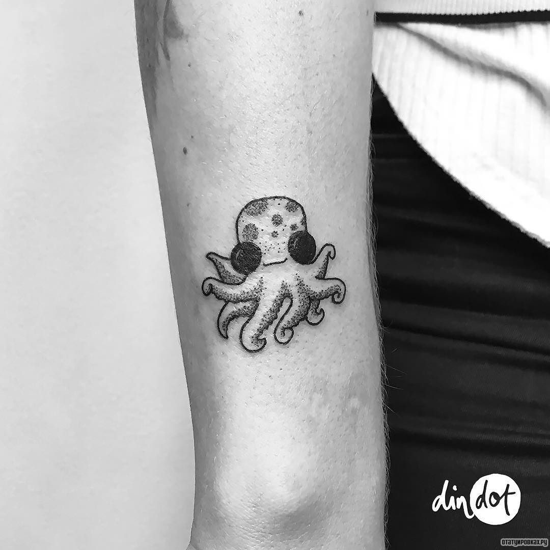 Фотография татуировки под названием «Небольшой осьминожек с черными глазами»