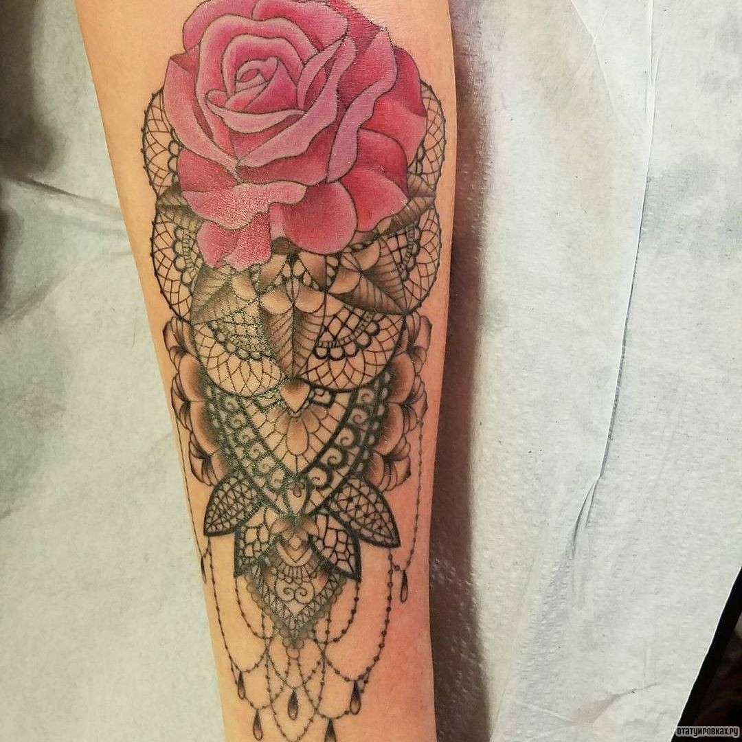 Фотография татуировки под названием «Узор кружево с розой»
