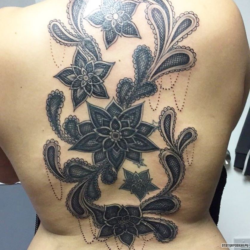 Фотография татуировки под названием «Узор кружево в виде темных цветов»