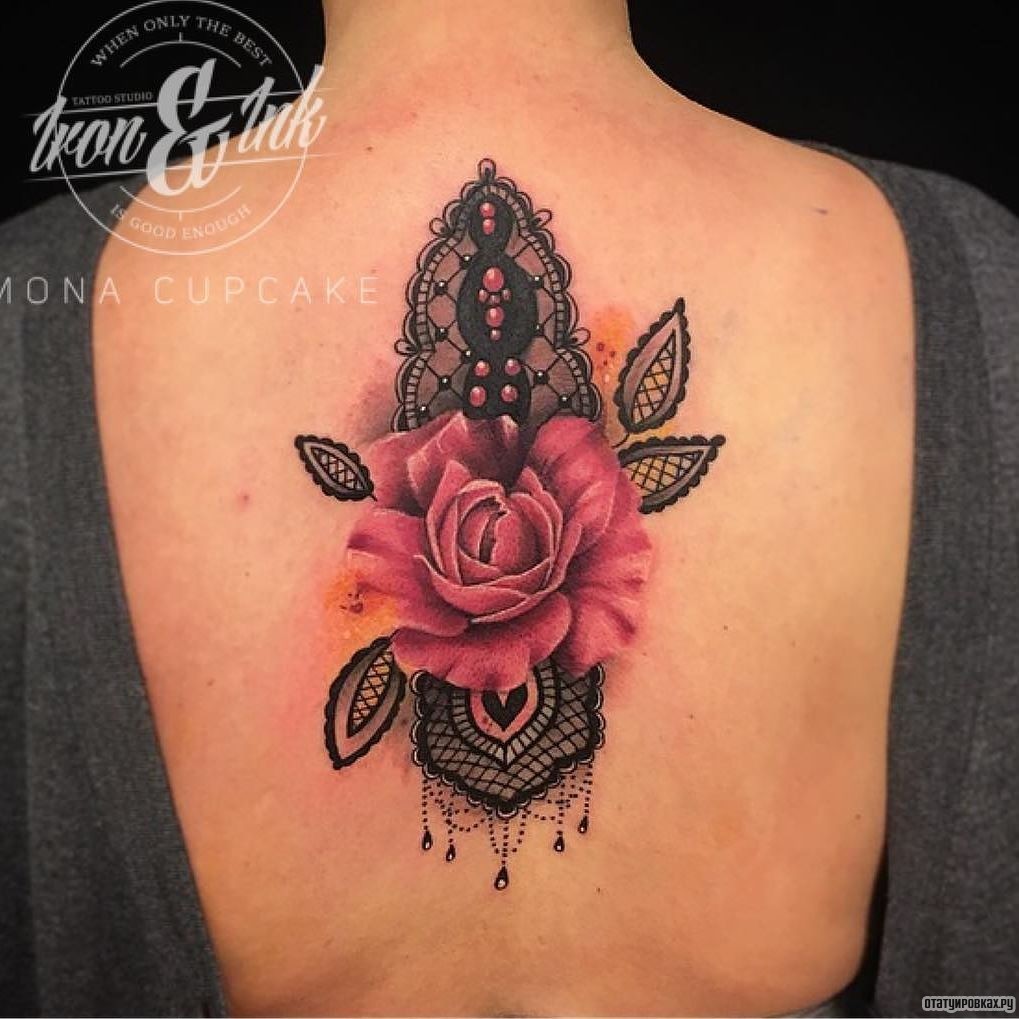 Фотография татуировки под названием «Узор кружево с нежной розой»