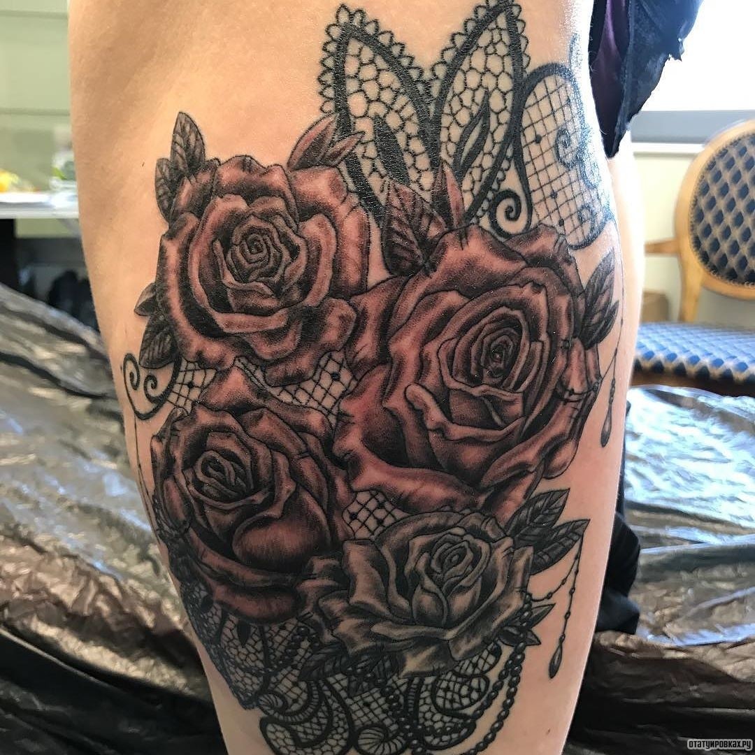Фотография татуировки под названием «Розы и кружевные узоры»