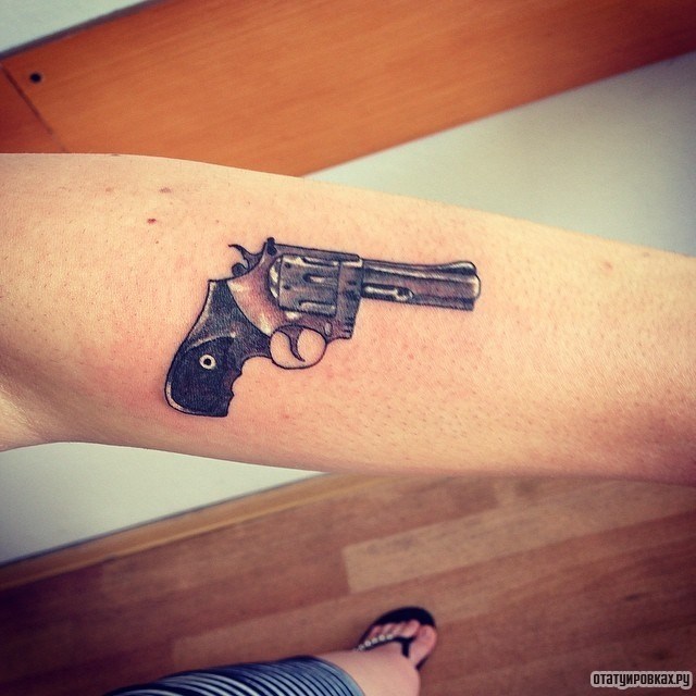 Фотография татуировки под названием «Револьвер пистолет»