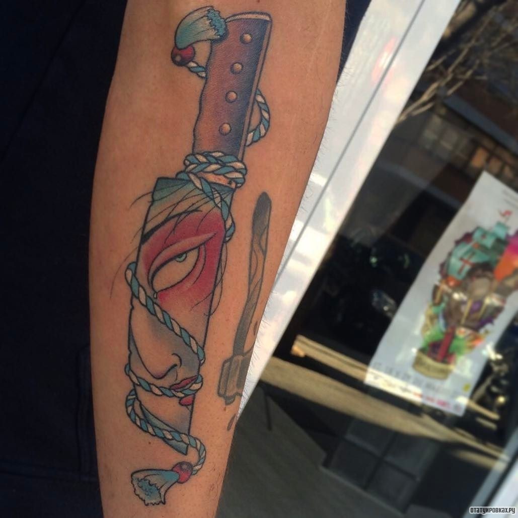 Фотография татуировки под названием «Нож с отображением женского лица»