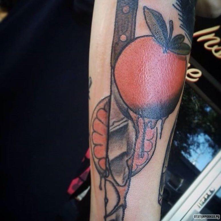 Фотография татуировки под названием «Нож режет апельсин»