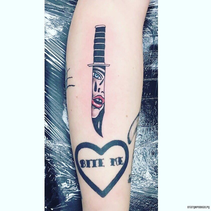 Фотография татуировки под названием «Нож и сердце»