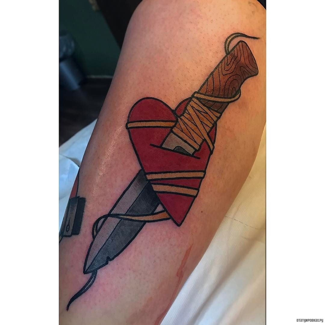 Фотография татуировки под названием «Нож пронизывает сердце»