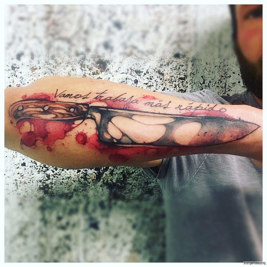 Фотография татуировки под названием «Нож в крови и надпись»