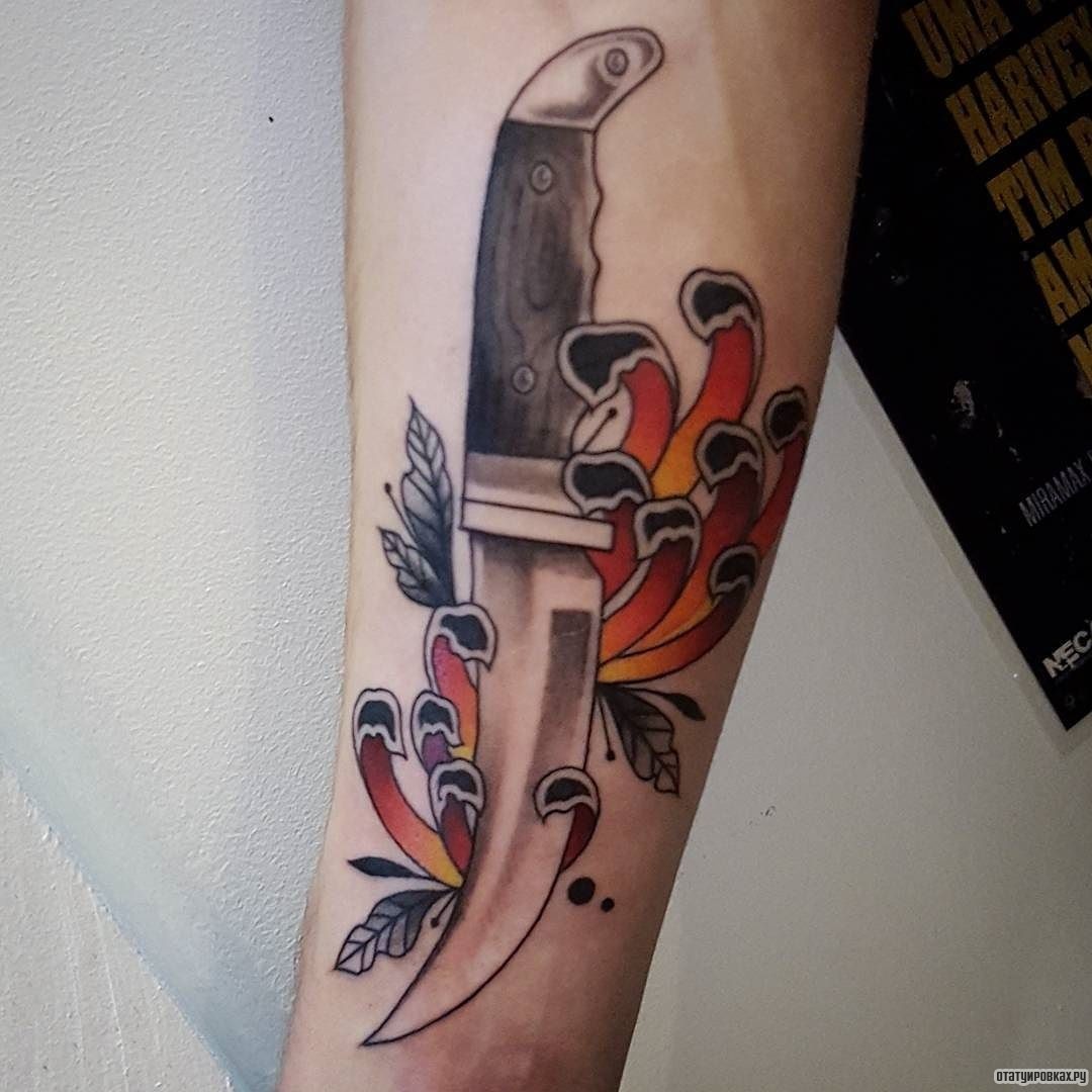 Фотография татуировки под названием «Нож и лепестки лотоса»