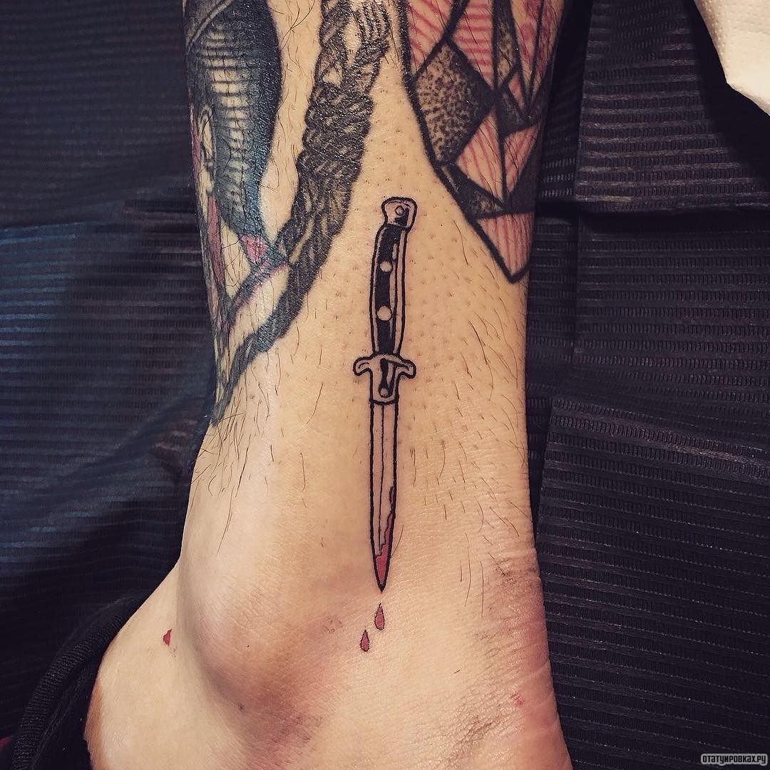 Фотография татуировки под названием «Нож с каплями крови»