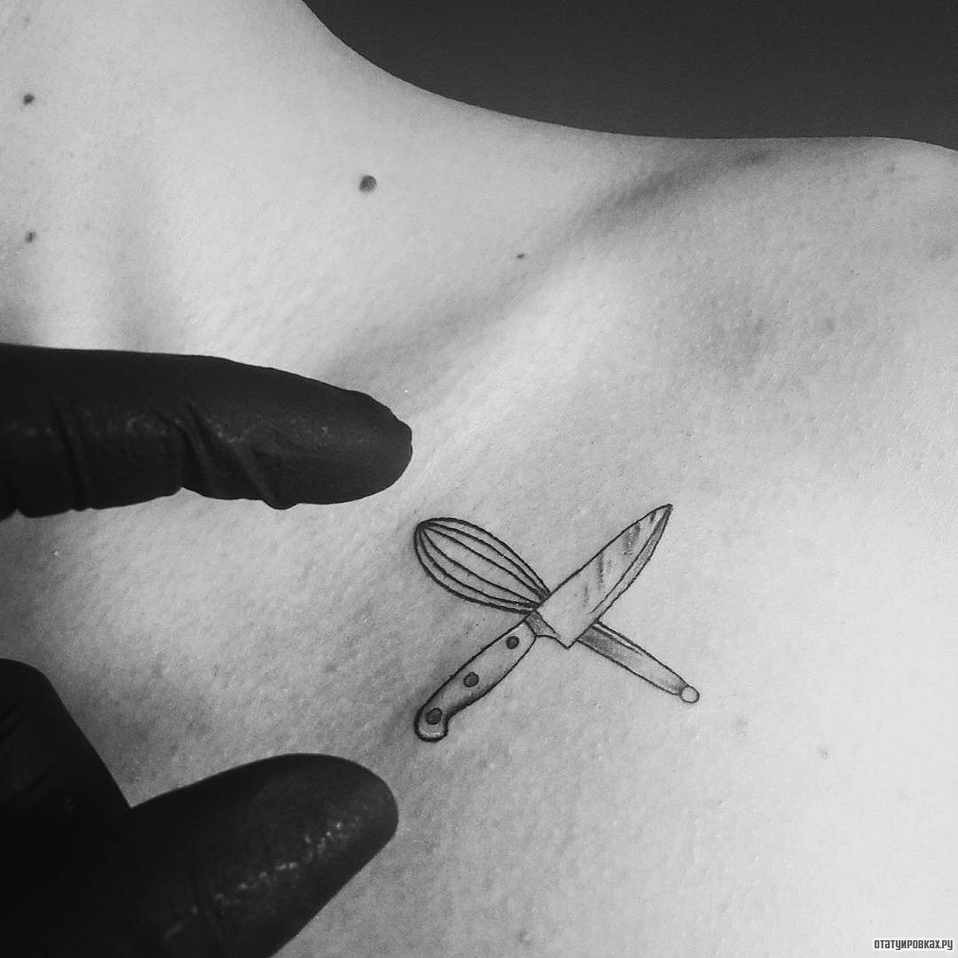 Фотография татуировки под названием «Нож со взбивалкой»