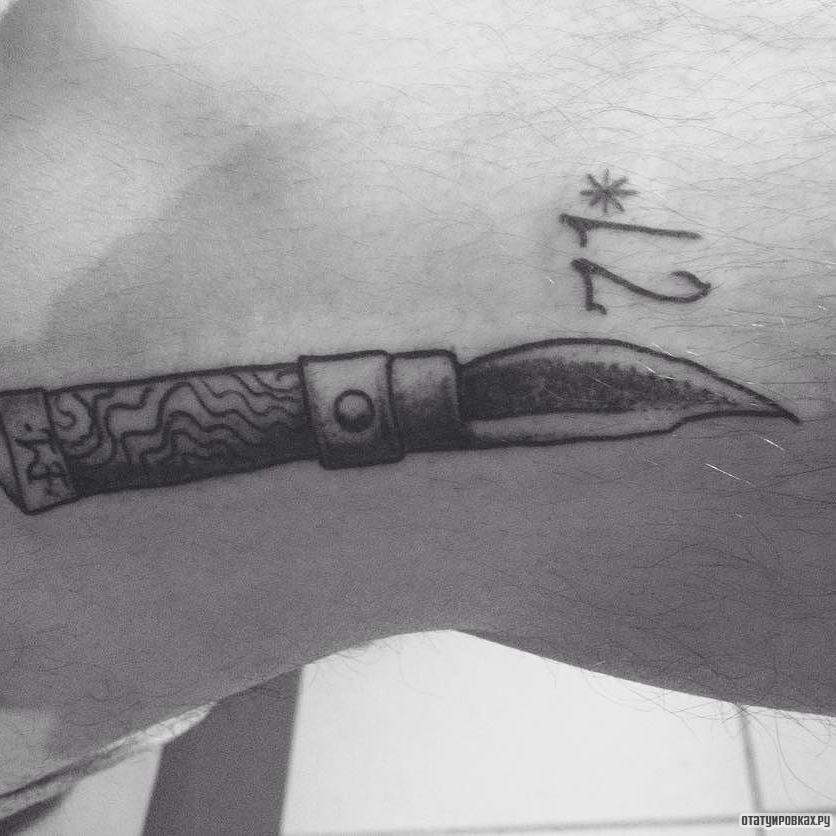 Фотография татуировки под названием «Нож с цифрами»