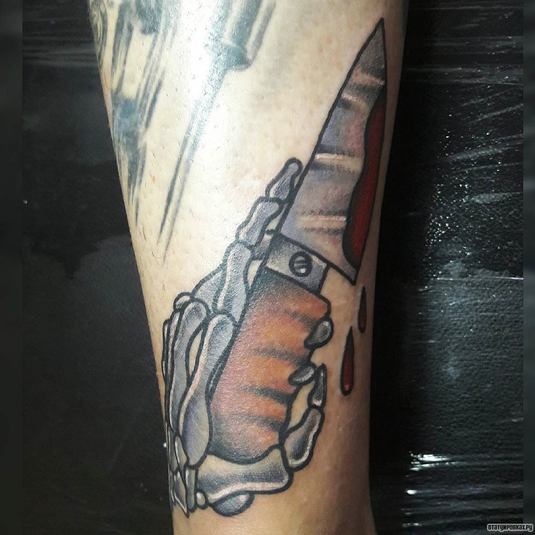 Фотография татуировки под названием «Нож держит рука скелета»