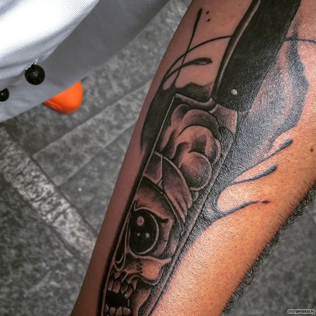 Фотография татуировки под названием «Нож со скелетом»