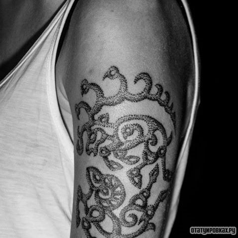 Фотография татуировки под названием «Скифский узор в точку»
