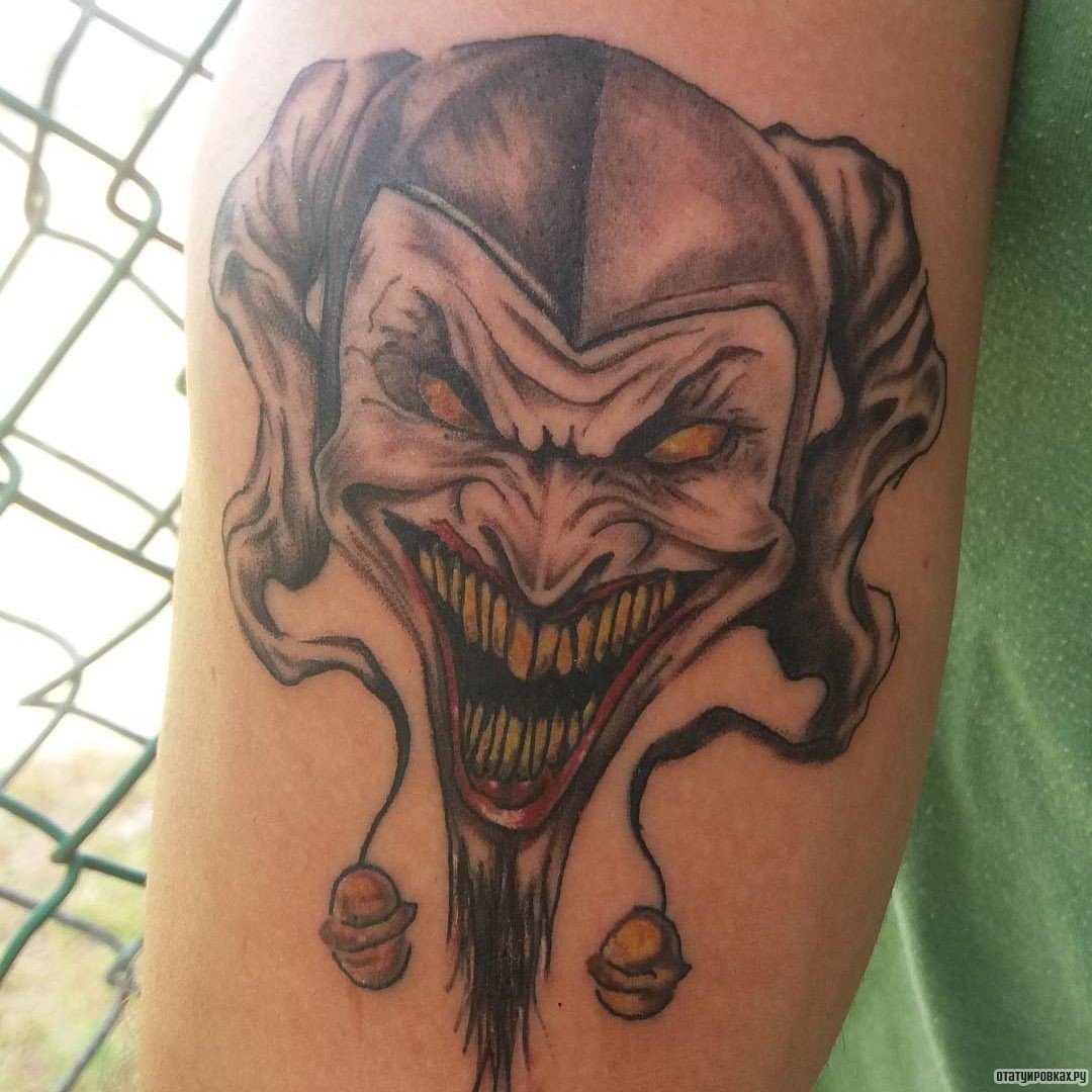 Фотография татуировки под названием «Клоун с вытянутым подбородком»