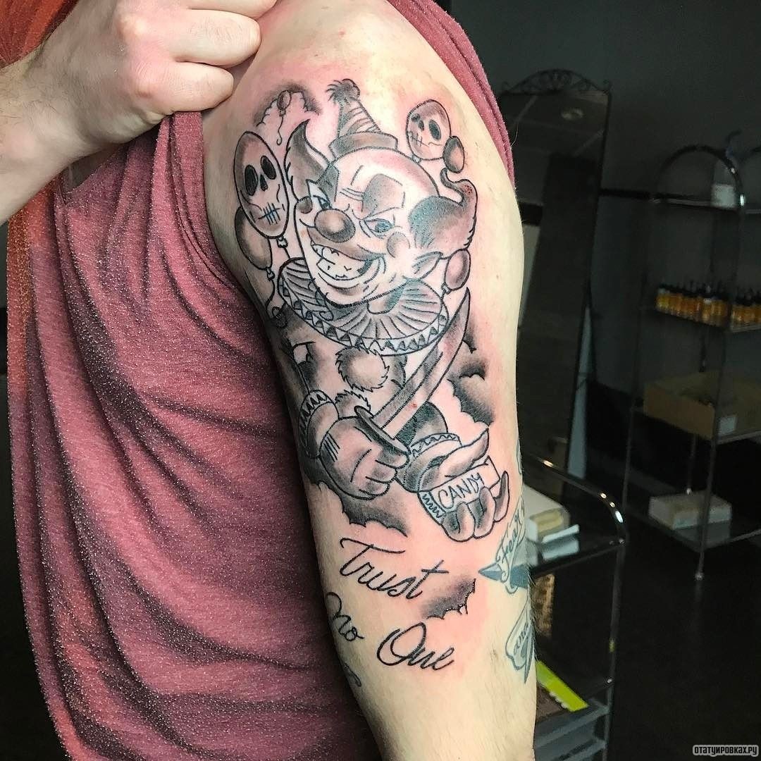 Фотография татуировки под названием «Клоун с ножом»