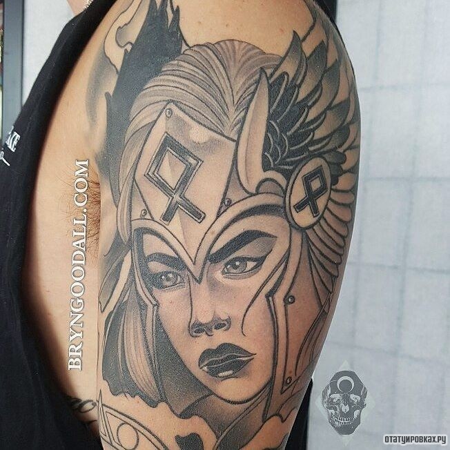 Фотография татуировки под названием «Валькирия с символом на лбу»