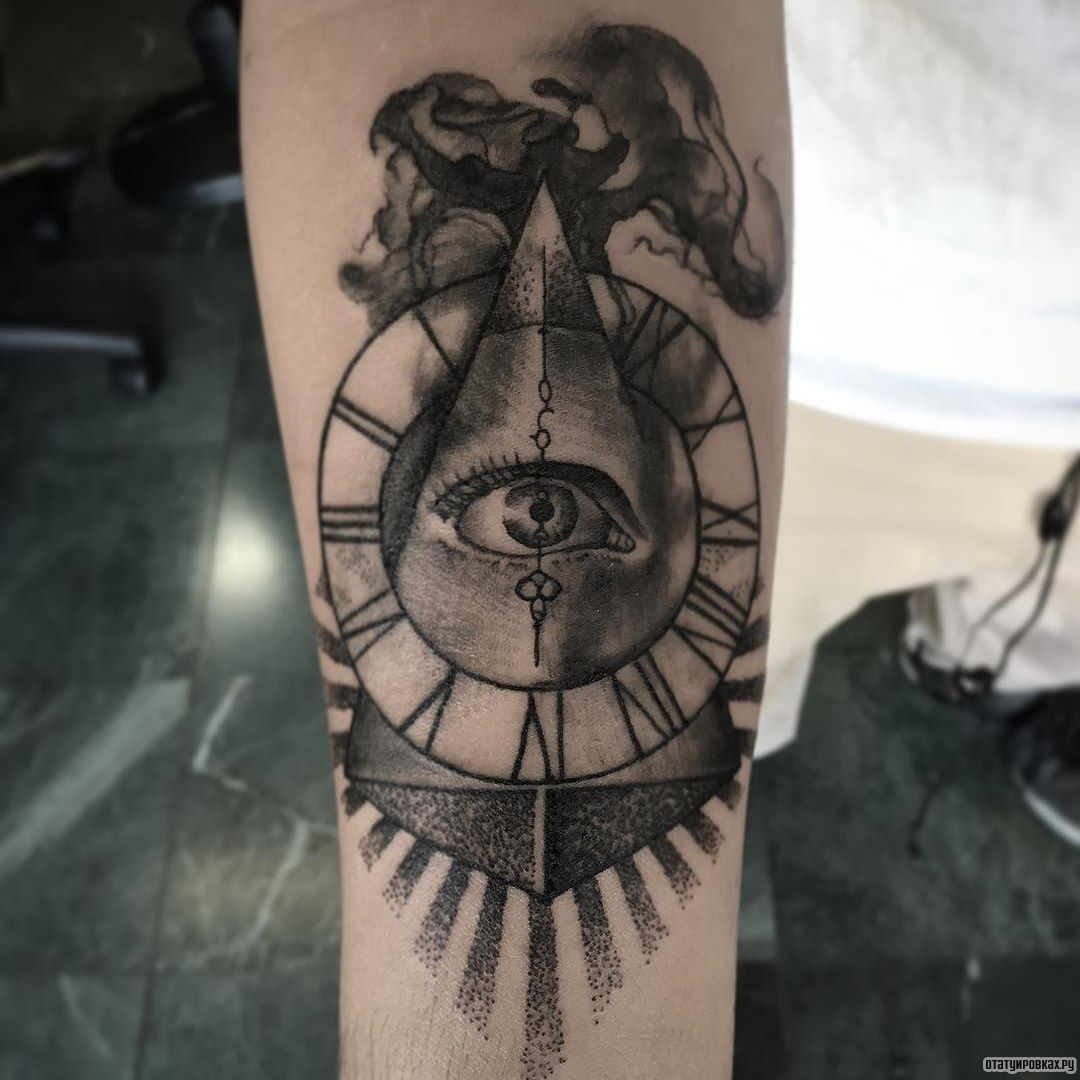Фотография татуировки под названием «Пирамида с часами - всевидящее око»