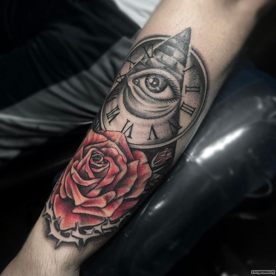 Фотография татуировки под названием «Пирамида, часы и красная роза»