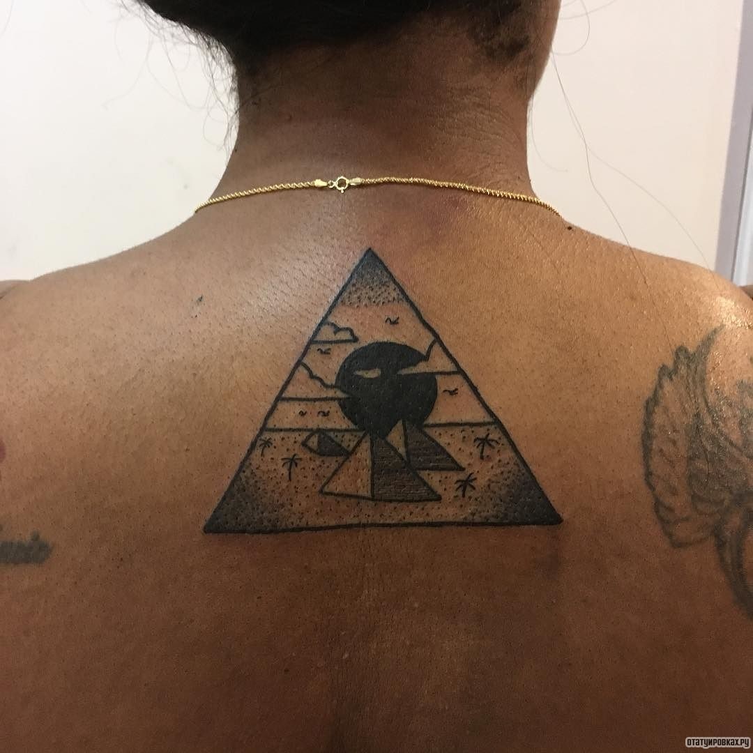 Фотография татуировки под названием «Пирамида с пирамидами»