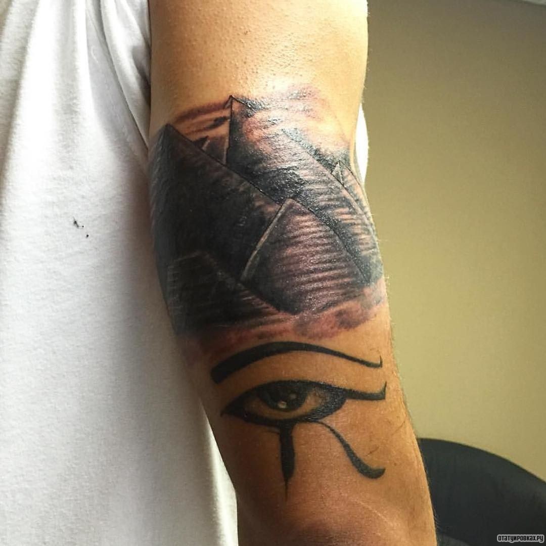 Фотография татуировки под названием «Пирамиды и гора-глаз»