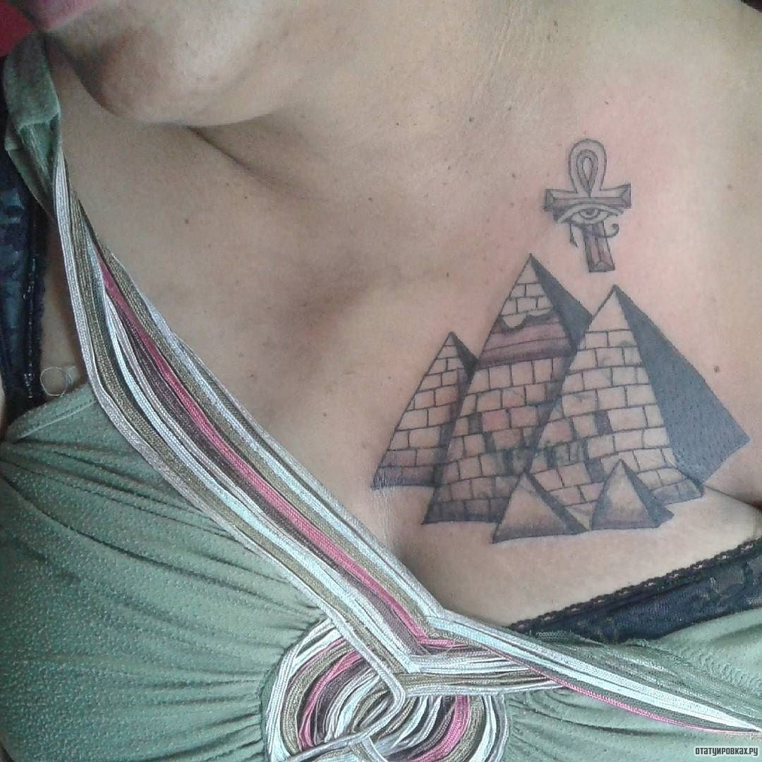 Фотография татуировки под названием «Несколько пирамид и символ анх»