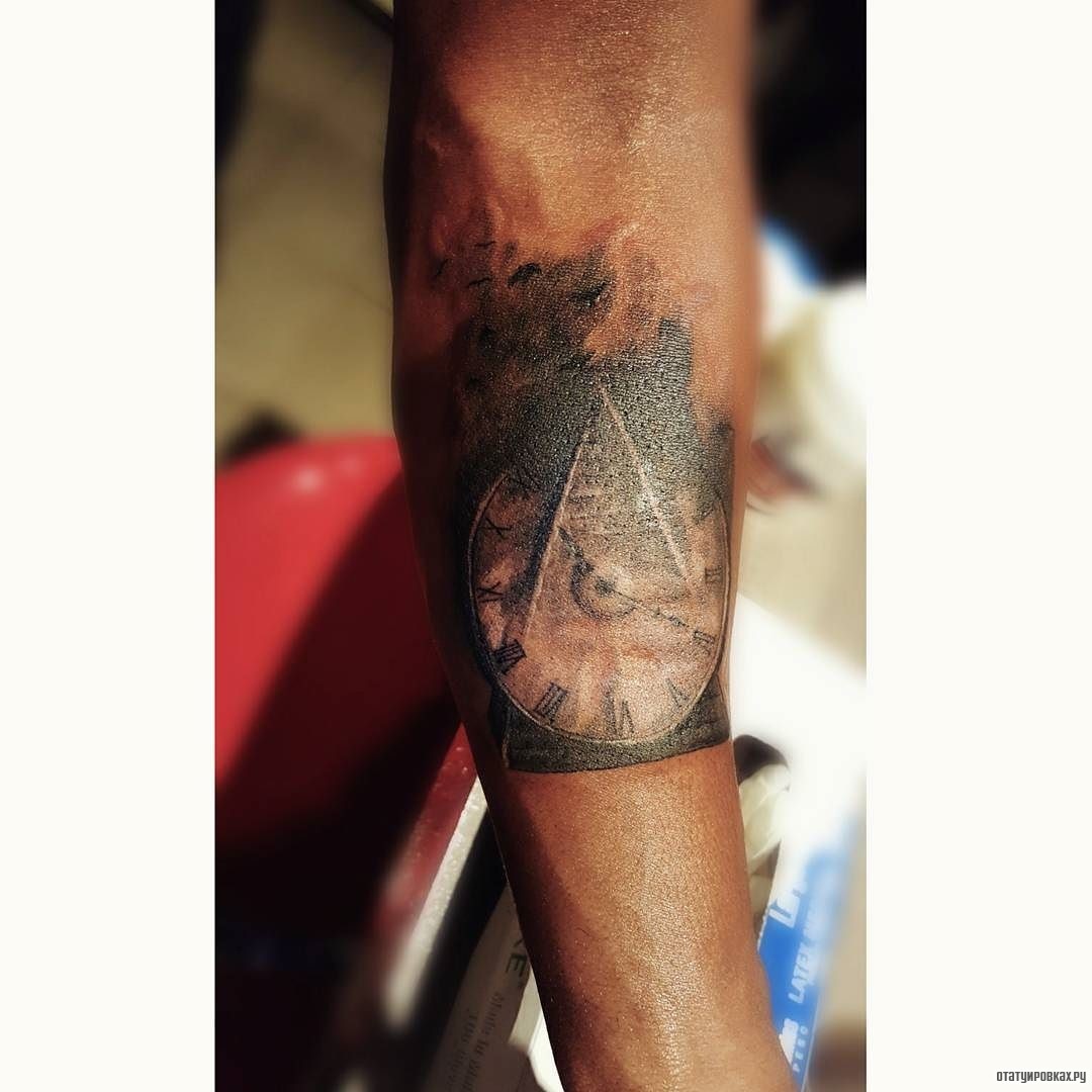 Фотография татуировки под названием «Часы с пирамидой»
