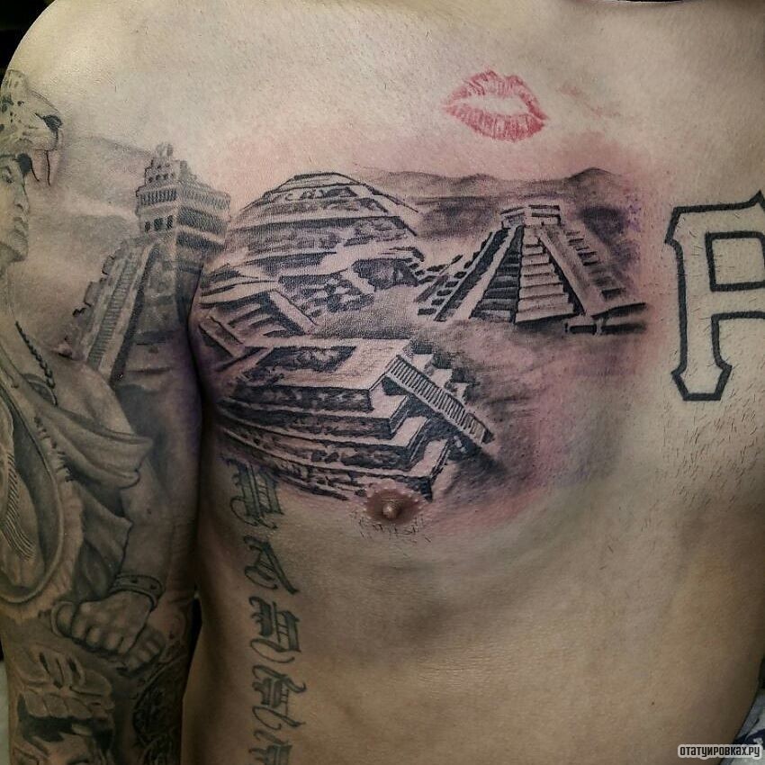 Фотография татуировки под названием «Древние пирамиды»