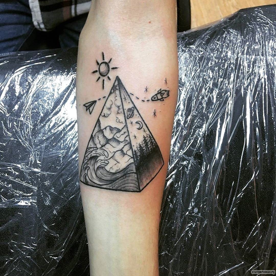 Фотография татуировки под названием «Пирамида с волнами»