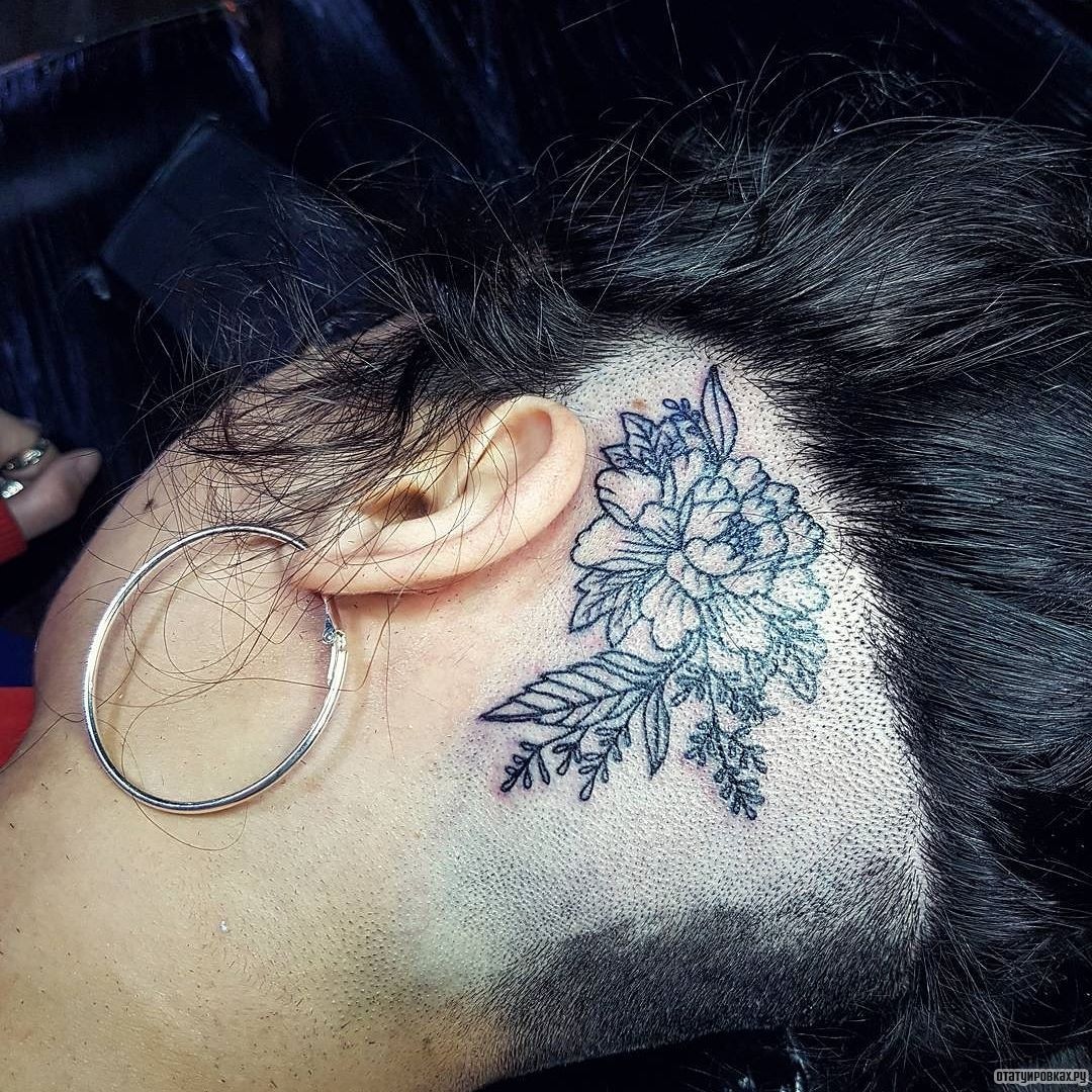 Фотография татуировки под названием «Очертания пиона»
