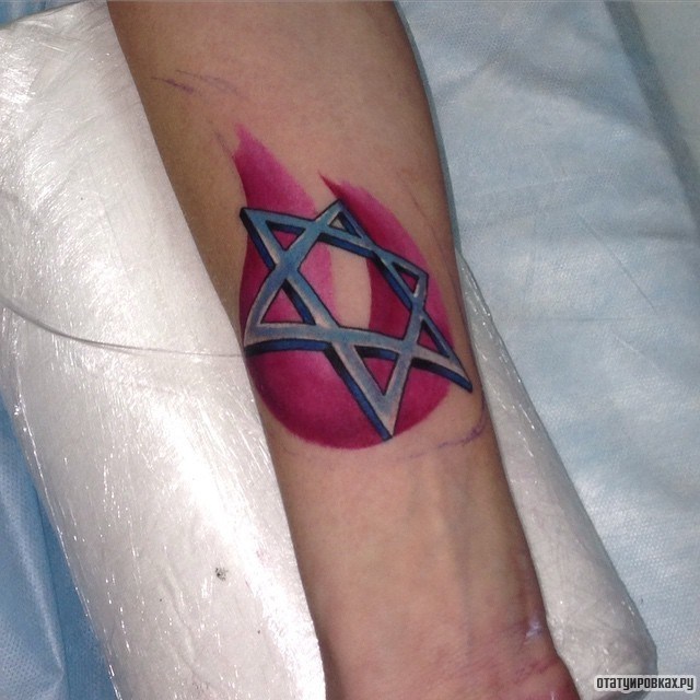Фотография татуировки под названием «Звезда Давида на розовом фоне»