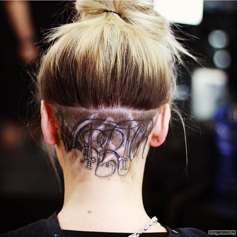 Фотография татуировки под названием «Надпись под волосами»