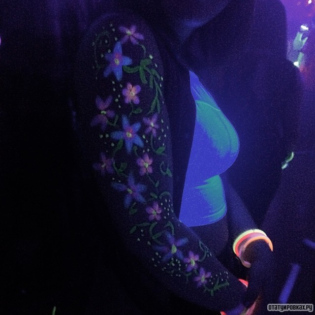 Фотография татуировки под названием «Светящиеся цветы в виде узора»