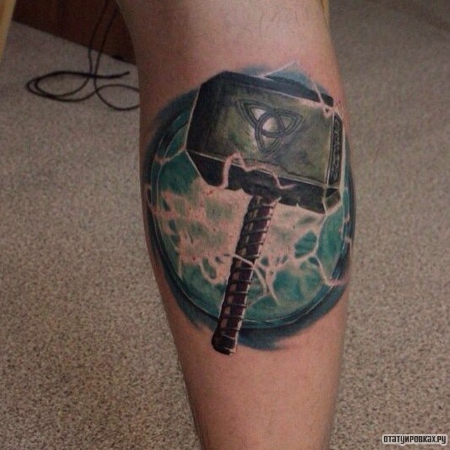 Фотография татуировки под названием «Молот с узором»