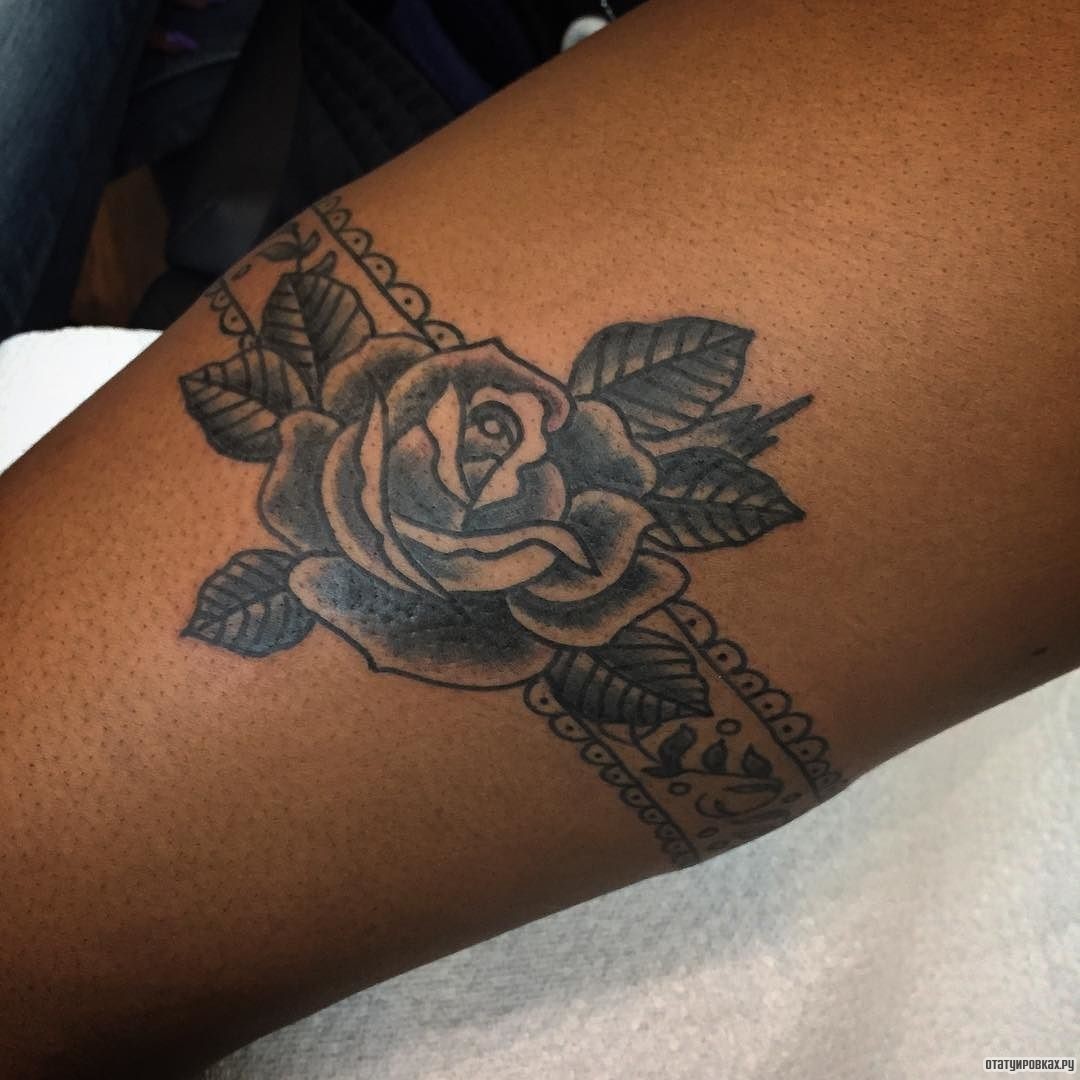 Фотография татуировки под названием «Подвязка с черной розой»