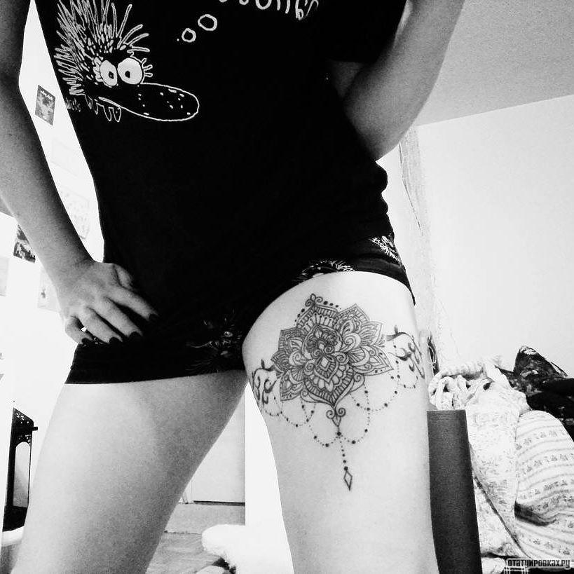 Фотография татуировки под названием «Подвязка в виде узора с мандалой»