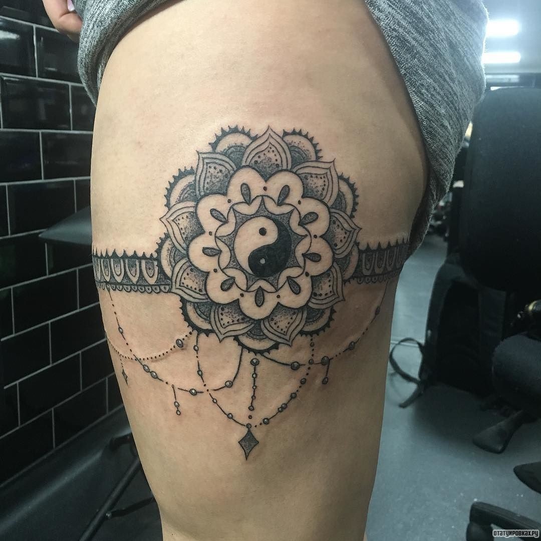 Фотография татуировки под названием «Подвязка в виде мандалы с инь-янь»