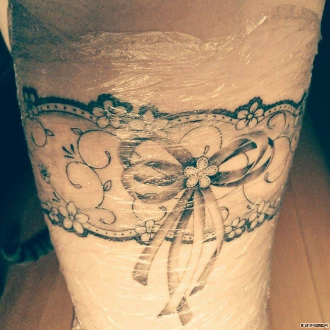 Фотография татуировки под названием «Подвязка в виде бантика»