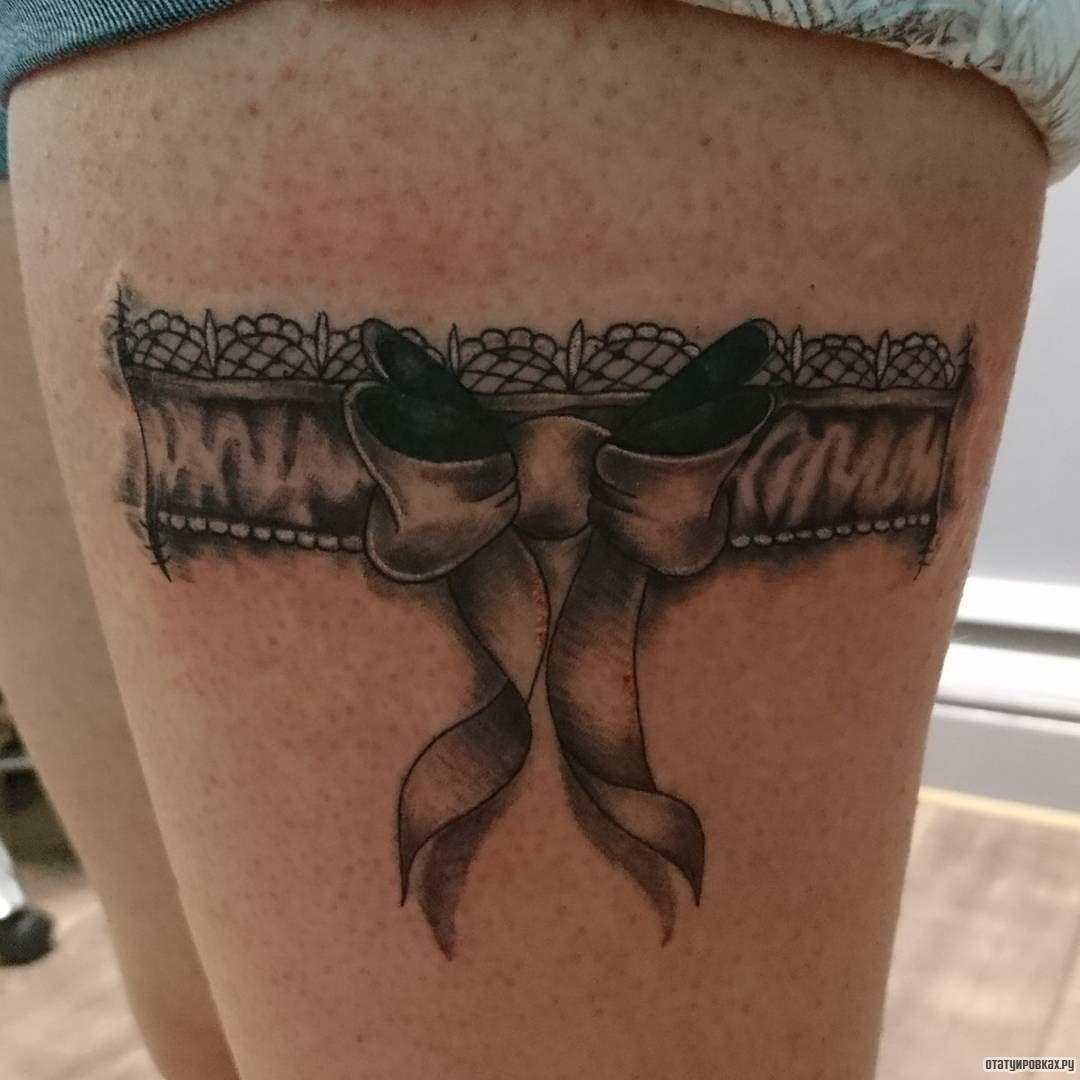 Фотография татуировки под названием «Подвязка с завязанным бантом»