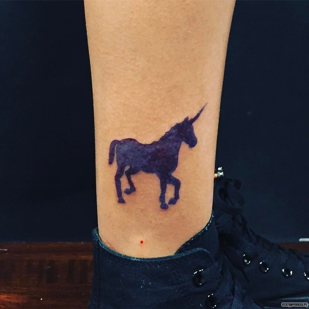 Фотография татуировки под названием «Единорог чб»