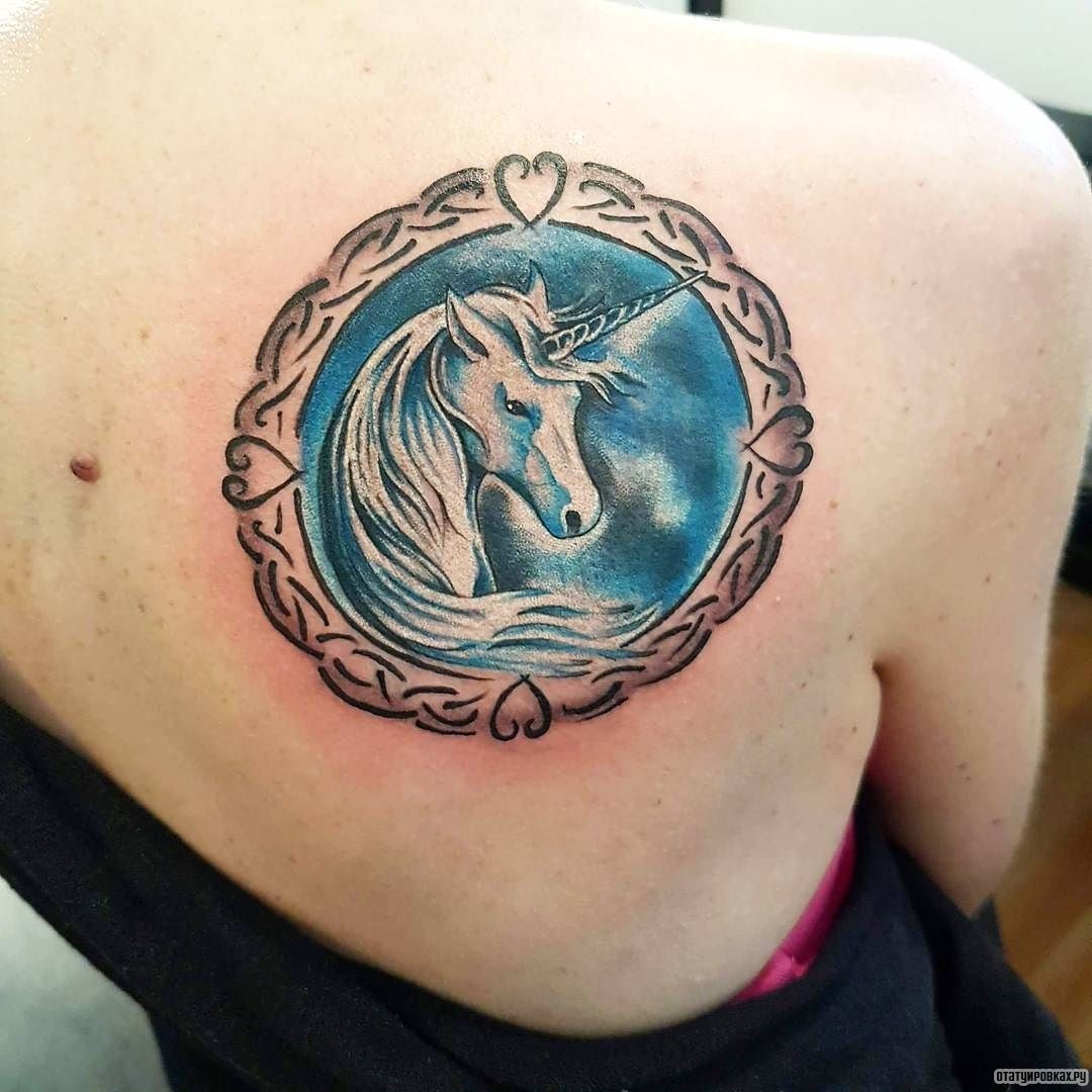 Фотография татуировки под названием «Единорог как картина»